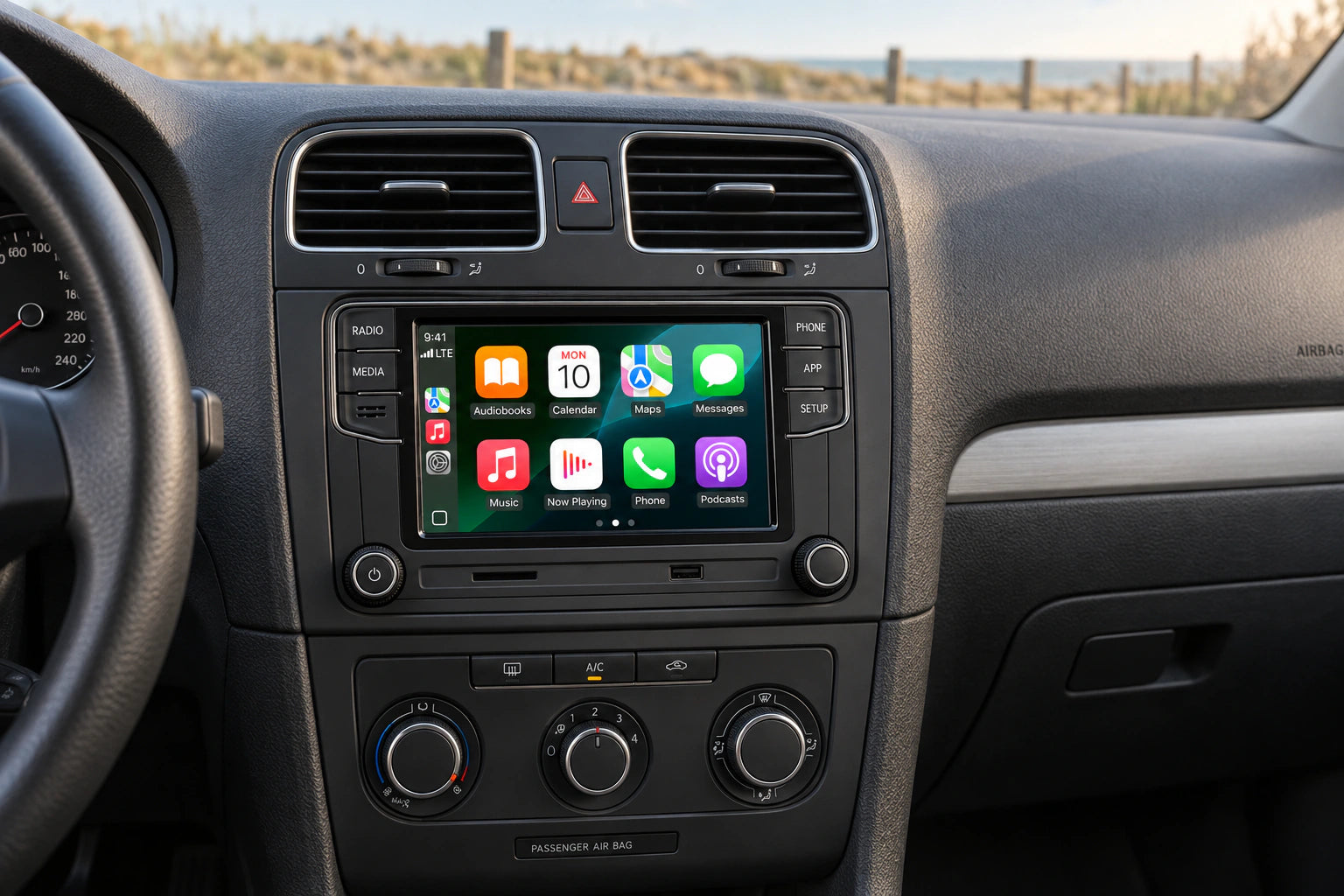 Sfeerimpressie van CarPlay op het nieuwe scherm in een Volkswagen-interieur